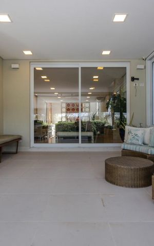 Casa de condomínio à venda com 439m², 4 quartos e 2 vagas Casa de condomínio à venda com 439m², 4 quartos e 2 vagasÁrea externa