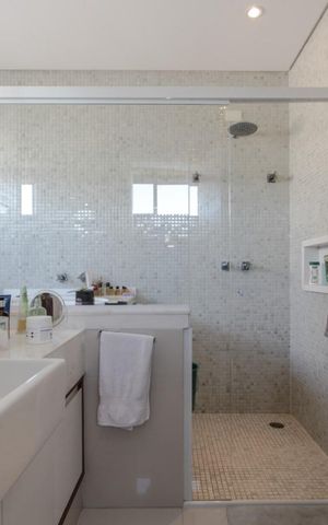 Casa de condomínio à venda com 439m², 4 quartos e 2 vagas Casa de condomínio à venda com 439m², 4 quartos e 2 vagasBanheiro