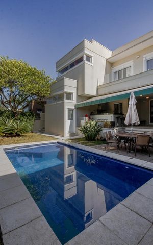 Casa de condomínio à venda com 439m², 4 quartos e 2 vagas Casa de condomínio à venda com 439m², 4 quartos e 2 vagasÁrea externa
