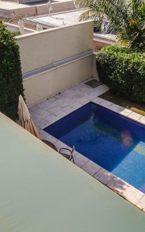 Casa de condomínio à venda com 439m², 4 quartos e 2 vagas Casa de condomínio à venda com 439m², 4 quartos e 2 vagasÁrea externa