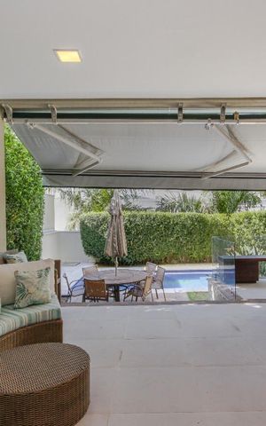 Casa de condomínio à venda com 439m², 4 quartos e 2 vagas Casa de condomínio à venda com 439m², 4 quartos e 2 vagasÁrea externa
