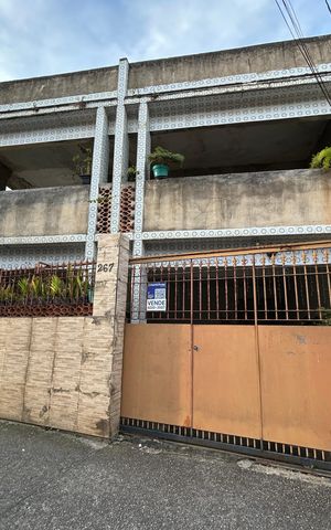 Casa à venda com 80m², 4 quartos e 2 vagasFachada + placa