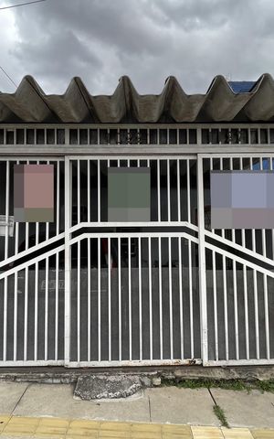 Casa à venda com 104m², 2 quartos e 2 vagas Casa à venda com 104m², 2 quartos e 2 vagasFachada