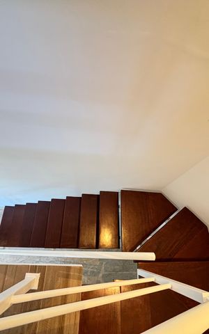 Apartamento à venda com 64m², 1 quarto e 2 vagas Apartamento à venda com 64m², 1 quarto e 2 vagasEscada
