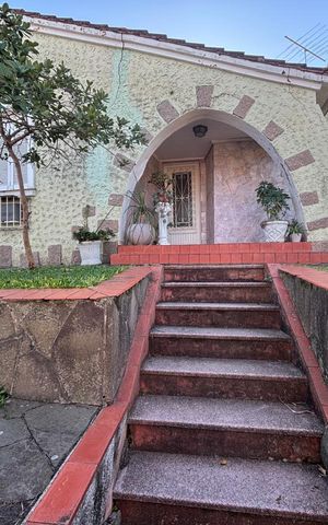 Casa à venda com 400m², 2 quartos e 3 vagas Casa à venda com 400m², 2 quartos e 3 vagasÁrea comum
