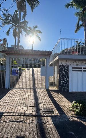 Casa à venda com 400m², 2 quartos e 3 vagas Casa à venda com 400m², 2 quartos e 3 vagasFachada