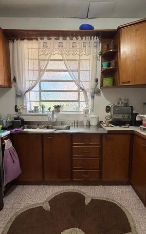Casa à venda com 400m², 2 quartos e 3 vagas Casa à venda com 400m², 2 quartos e 3 vagasCozinha
