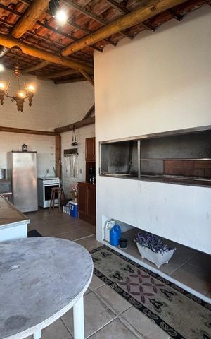 Casa à venda com 400m², 2 quartos e 3 vagas Casa à venda com 400m², 2 quartos e 3 vagasÁrea comum