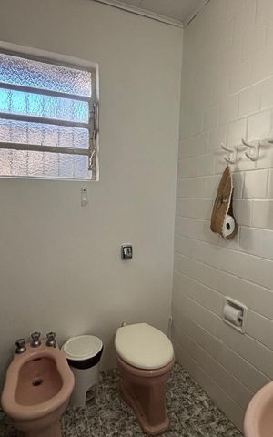 Casa à venda com 400m², 2 quartos e 3 vagas Casa à venda com 400m², 2 quartos e 3 vagasBanheiro da Suíte
