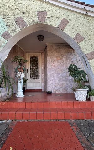 Casa à venda com 400m², 2 quartos e 3 vagas Casa à venda com 400m², 2 quartos e 3 vagasÁrea comum