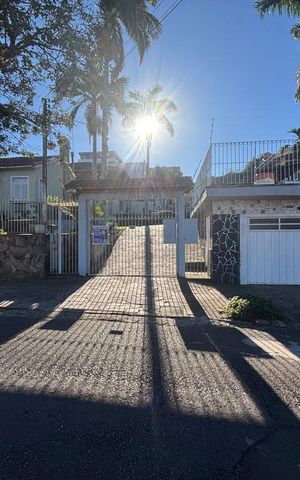 Casa à venda com 400m², 2 quartos e 3 vagas Casa à venda com 400m², 2 quartos e 3 vagasFachada