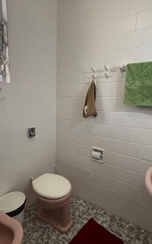 Casa à venda com 400m², 2 quartos e 3 vagas Casa à venda com 400m², 2 quartos e 3 vagasBanheiro da Suíte