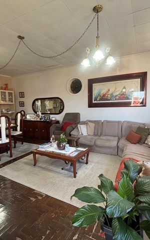 Casa à venda com 400m², 2 quartos e 3 vagas Casa à venda com 400m², 2 quartos e 3 vagasSala
