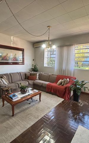 Casa à venda com 400m², 2 quartos e 3 vagas Casa à venda com 400m², 2 quartos e 3 vagasSala
