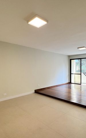 Apartamento à venda com 135m², 4 quartos e 3 vagas Apartamento à venda com 135m², 4 quartos e 3 vagasSala
