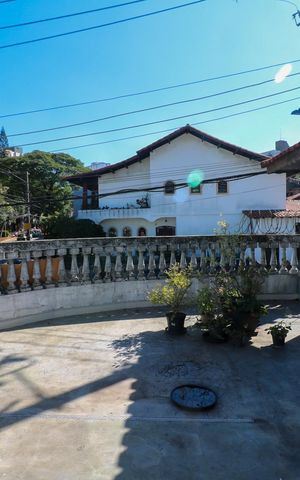 Casa à venda com 140m², 3 quartos e 4 vagas Casa à venda com 140m², 3 quartos e 4 vagasVaranda