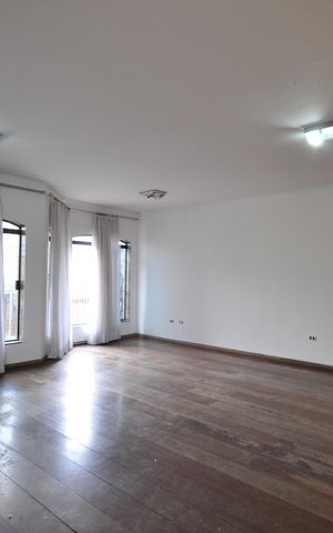 Casa à venda com 327m², 4 quartos e 6 vagasSala