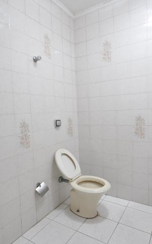 Casa à venda com 327m², 4 quartos e 6 vagasBanheiro de serviço