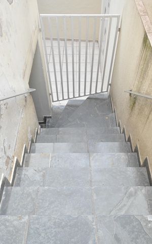 Casa à venda com 327m², 4 quartos e 6 vagasEscada de acesso à área de serviço
