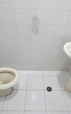 Casa à venda com 327m², 4 quartos e 6 vagasBanheiro de serviço