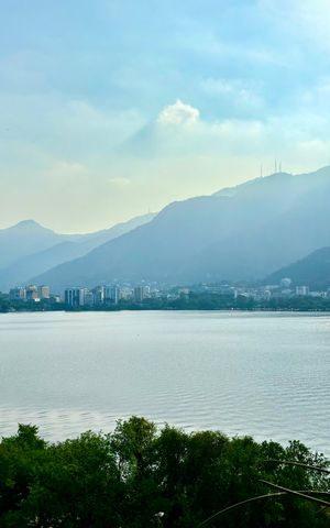 Apartamento à venda com 100m², 2 quartos e 1 vaga Apartamento à venda com 100m², 2 quartos e 1 vagaÁrea de serviço - vista livre para a Lagoa Rodrigo de Freitas