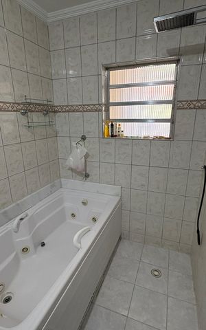 Casa para alugar com 220m², 4 quartos e 5 vagas