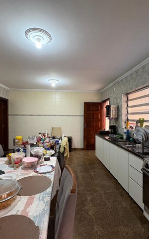 Casa para alugar com 220m², 4 quartos e 5 vagas