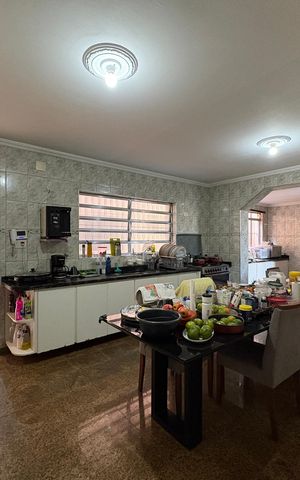 Casa para alugar com 220m², 4 quartos e 5 vagas