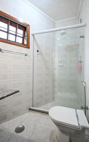 Casa à venda com 200m², 3 quartos e 3 vagasBanheiro Suíte 