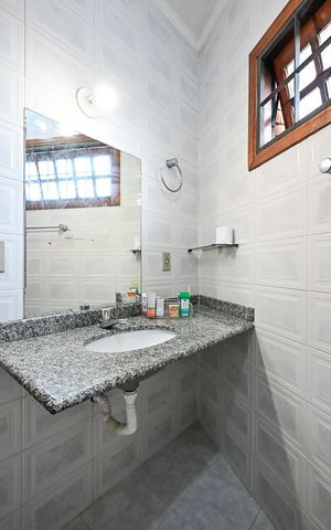 Casa à venda com 200m², 3 quartos e 3 vagasBanheiro Suíte 