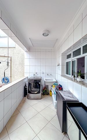 Casa à venda com 213m², 4 quartos e 4 vagasÁrea de Serviço