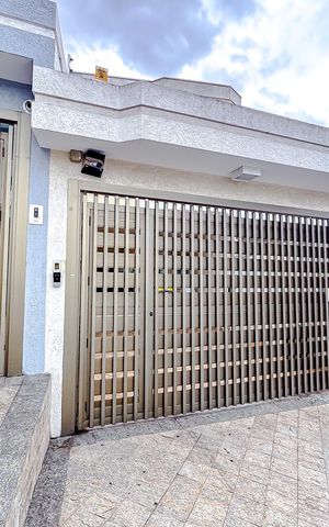 Casa à venda com 213m², 4 quartos e 4 vagasFachada com Plaquinha
