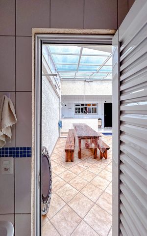 Casa à venda com 213m², 4 quartos e 4 vagasBanheiro de serviço