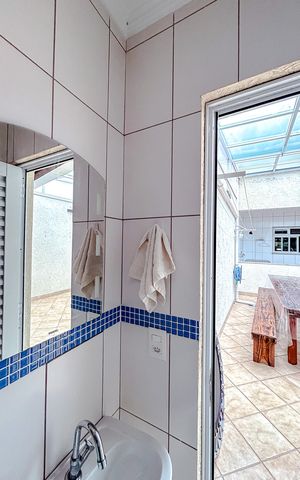 Casa à venda com 213m², 4 quartos e 4 vagasBanheiro de serviço