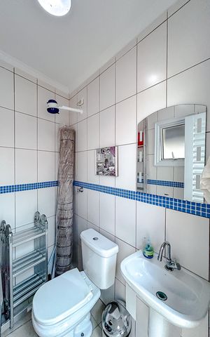 Casa à venda com 213m², 4 quartos e 4 vagasBanheiro de serviço