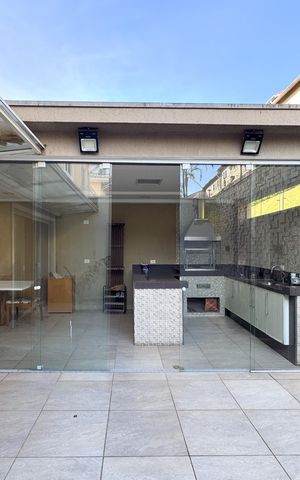 Casa de condomínio à venda com 232m², 3 quartos e 4 vagas Casa de condomínio à venda com 232m², 3 quartos e 4 vagasQuintal