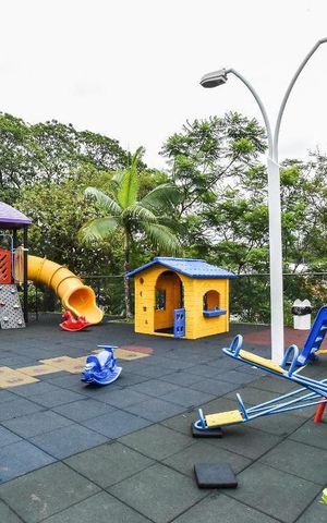 Casa de condomínio à venda com 232m², 3 quartos e 4 vagas Casa de condomínio à venda com 232m², 3 quartos e 4 vagasÁrea comum - Playground