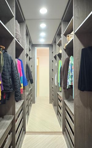 Casa de condomínio à venda com 232m², 3 quartos e 4 vagas Casa de condomínio à venda com 232m², 3 quartos e 4 vagasCloset - Suíte 2