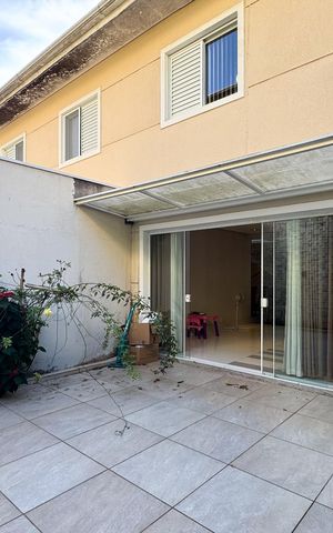 Casa de condomínio à venda com 232m², 3 quartos e 4 vagas Casa de condomínio à venda com 232m², 3 quartos e 4 vagasQuintal