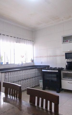 Casa à venda com 240m², 5 quartos e 4 vagas Casa à venda com 240m², 5 quartos e 4 vagasCozinha