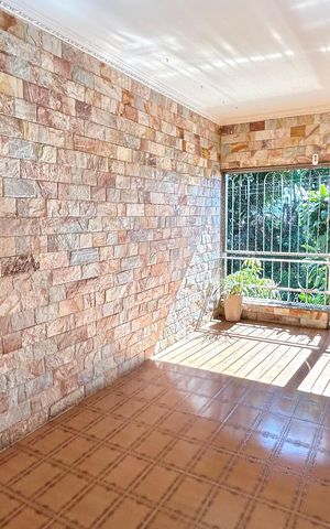 Casa à venda com 354m², 4 quartos e 5 vagas Casa à venda com 354m², 4 quartos e 5 vagasEntrada