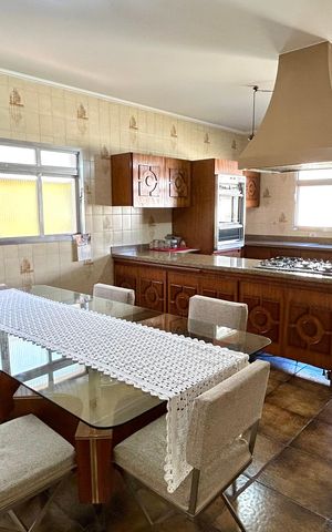 Casa à venda com 354m², 4 quartos e 5 vagas Casa à venda com 354m², 4 quartos e 5 vagasCozinha