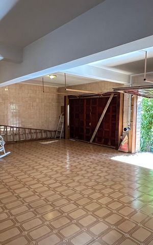 Casa à venda com 354m², 4 quartos e 5 vagas Casa à venda com 354m², 4 quartos e 5 vagasGaragem