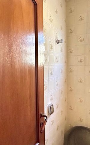 Casa à venda com 354m², 4 quartos e 5 vagas Casa à venda com 354m², 4 quartos e 5 vagasBanheiro 1
