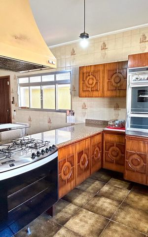 Casa à venda com 354m², 4 quartos e 5 vagas Casa à venda com 354m², 4 quartos e 5 vagasCozinha