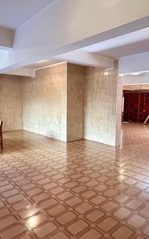 Casa à venda com 354m², 4 quartos e 5 vagas Casa à venda com 354m², 4 quartos e 5 vagasGaragem