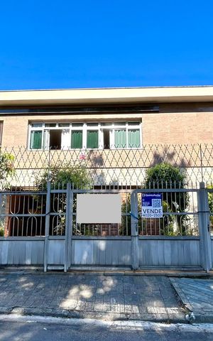 Casa à venda com 354m², 4 quartos e 5 vagas Casa à venda com 354m², 4 quartos e 5 vagasPlaca instalada na fachada do imóvel