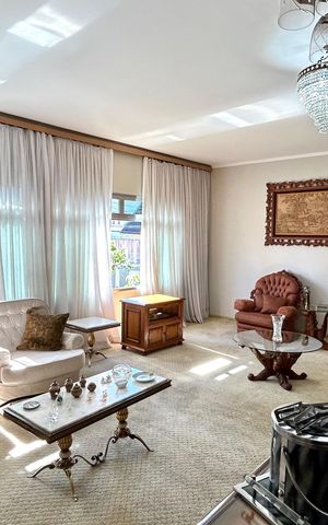 Casa à venda com 354m², 4 quartos e 5 vagas Casa à venda com 354m², 4 quartos e 5 vagasSala