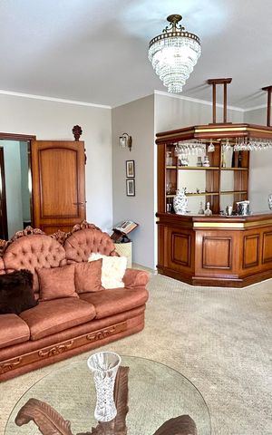 Casa à venda com 354m², 4 quartos e 5 vagas Casa à venda com 354m², 4 quartos e 5 vagasSala