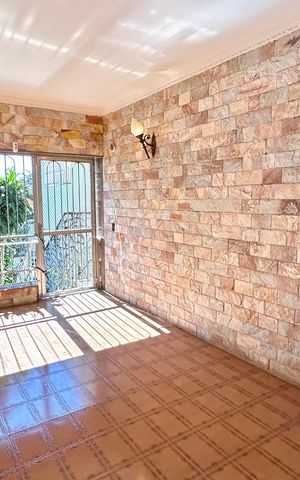Casa à venda com 354m², 4 quartos e 5 vagas Casa à venda com 354m², 4 quartos e 5 vagasEntrada